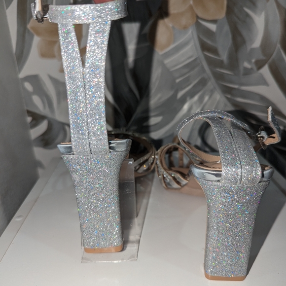 Silver heels - Picture 5 of 5